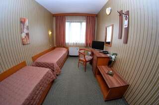 Отель Rodopi Hotel Хасково Двухместный номер с 2 отдельными кроватями-1